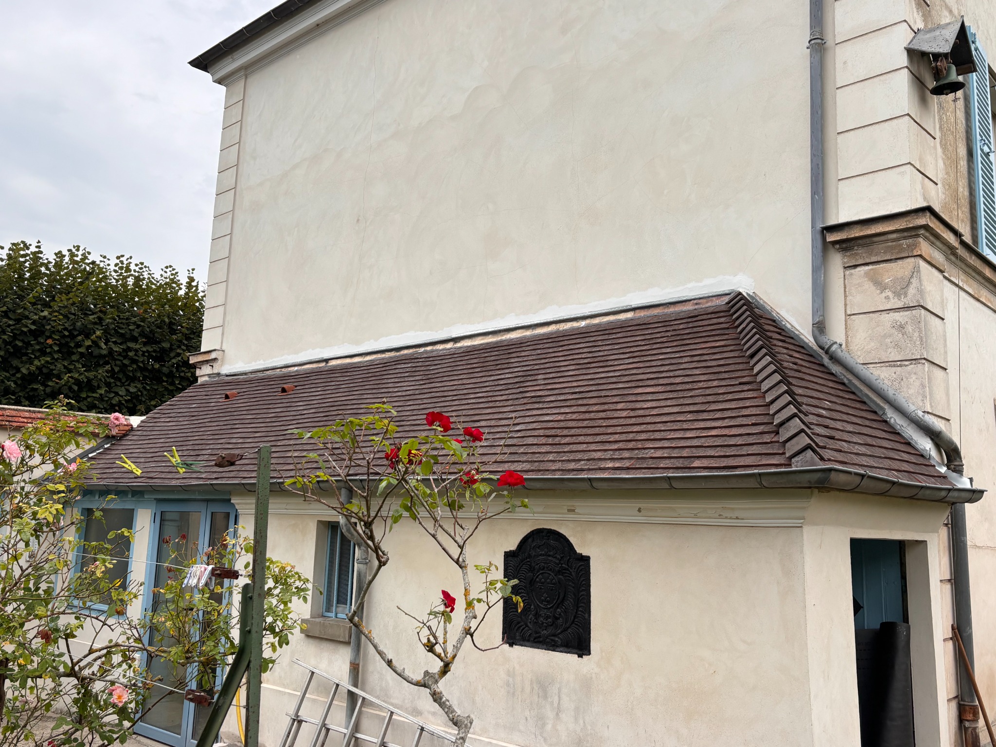 Couverture terminée en tuiles sur une annexe à Creil